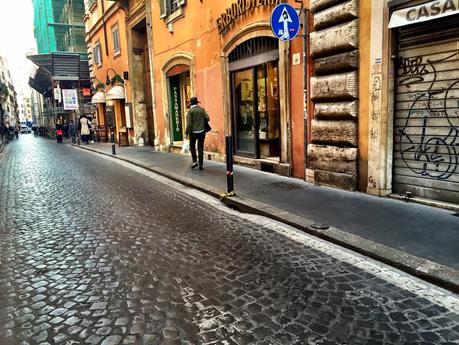 Via di Torre Argentina. Ecco come stanno distruggendo l'unica strada civile del centro storico. Aiutateci a segnalare