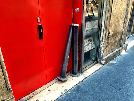 Via di Torre Argentina. Ecco come stanno distruggendo l'unica strada civile del centro storico. Aiutateci a segnalare