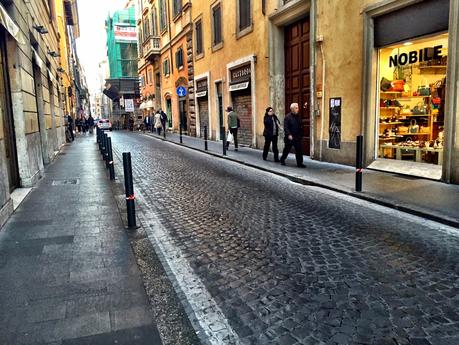 Via di Torre Argentina. Ecco come stanno distruggendo l'unica strada civile del centro storico. Aiutateci a segnalare