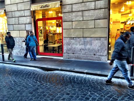 Via di Torre Argentina. Ecco come stanno distruggendo l'unica strada civile del centro storico. Aiutateci a segnalare