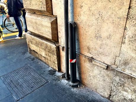 Via di Torre Argentina. Ecco come stanno distruggendo l'unica strada civile del centro storico. Aiutateci a segnalare