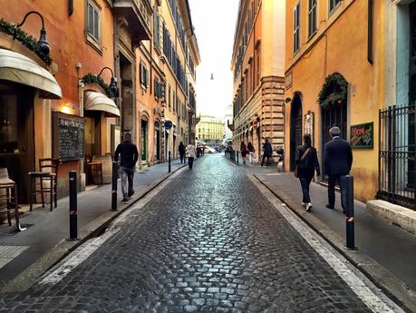 Via di Torre Argentina. Ecco come stanno distruggendo l'unica strada civile del centro storico. Aiutateci a segnalare