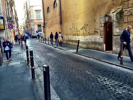 Via di Torre Argentina. Ecco come stanno distruggendo l'unica strada civile del centro storico. Aiutateci a segnalare