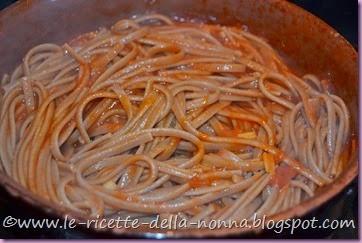 Pasta di farro integrale vegan al sugo con peperoncino piccante (5)