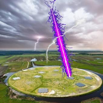 Una doccia di particelle prodotta da un raggio cosmico raggiunge LOFAR attraversando una nube temporalesca. Crediti: Radboud University