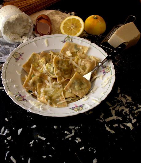 Ravioli con ripieno di fave e foglie di ravanelli