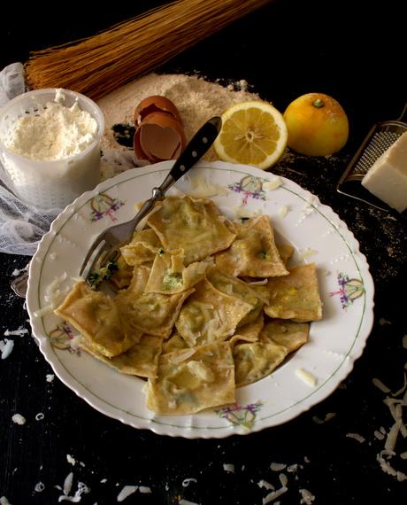 Ravioli con ripieno di fave e foglie di ravanelli