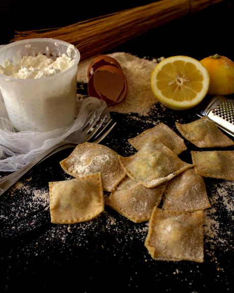 Ravioli con ripieno di fave e foglie di ravanelli