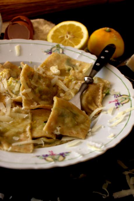 Ravioli con ripieno di fave e foglie di ravanelli