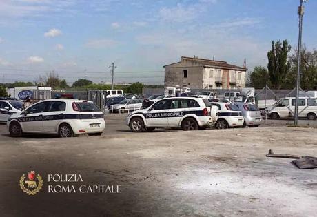 Abitavano a scrocco nel campo nomadi pur avendo conti correnti pieni di soldi. Sgomberati oggi dai Vigili Urbani