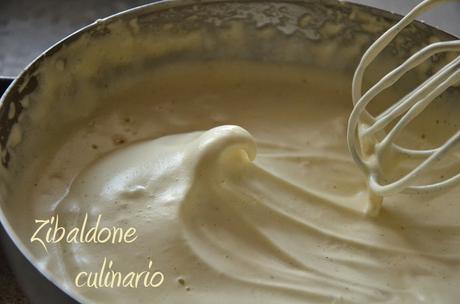 Pan di spagna alle mandorle con chantilly allo zabaione e mandorle pralinate