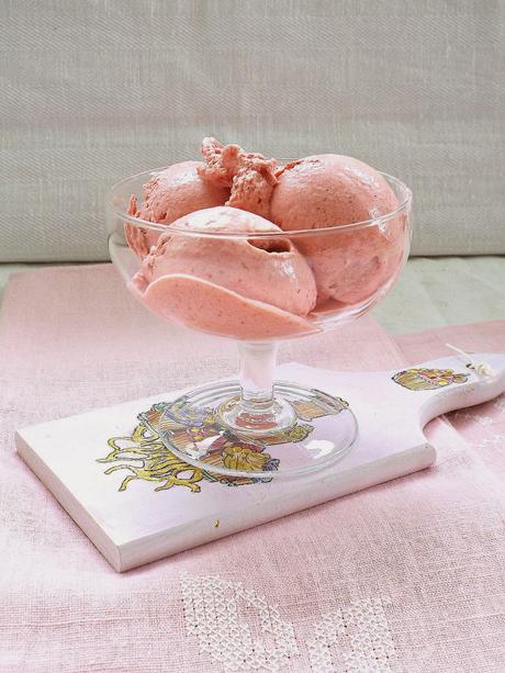 Gelato alla fragola e menta con zucchero integrale