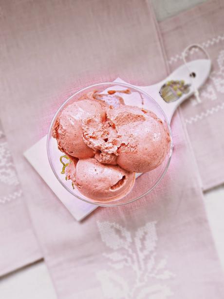 Gelato alla fragola e menta con zucchero integrale