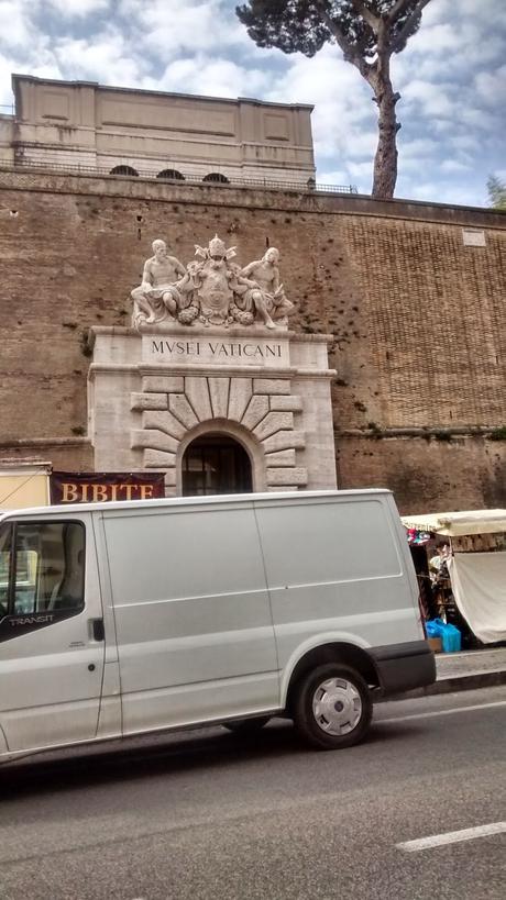 Prontissimi per il Giubileo. Un confronto tra il Museo Nazionale del Bangladesh e i Musei Vaticani. Chi è più pulito, ordinato, accessibile?