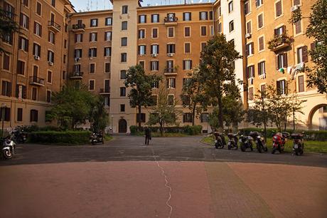 Quartiere romano di Prati. Il cortile dove i nazisti uccisero Rosa Calò Guarnieri Carducci, sulla soglia del portone in fondo. - Simona Pampallona