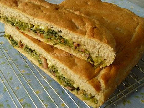 Focaccia ripiena con cime di rapa, pancetta e fontina