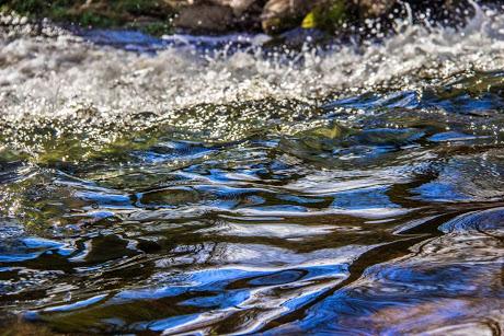 Un’invenzione del MIT trasforma l’acqua da marina a potabile utilizzando energia solare