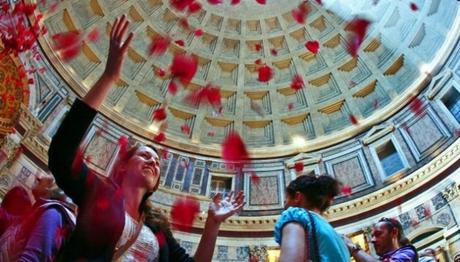 La pioggia di petali di rose al Pantheon per la Pentecoste