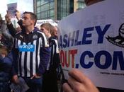 (VIDEO)La protesta contro Mike Ashley agli stores Sports Direct #AshleyOut #AshleyEmbargo #StandUpToAshley #BoycottSwansea