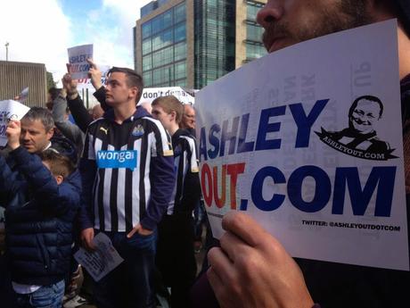 (VIDEO)La protesta contro Mike Ashley agli stores di Sports Direct #AshleyOut #AshleyEmbargo #StandUpToAshley #BoycottSwansea