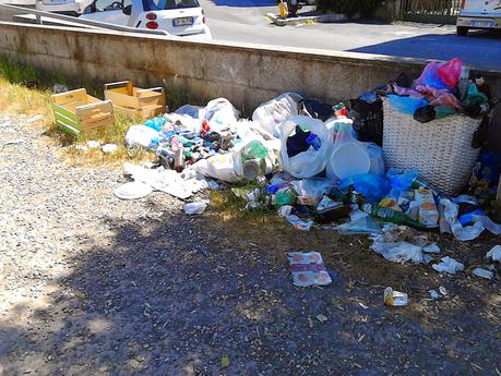 Domenica di relax al Parco Sangalli e all'Acquedotto Alessandrino? 12 foto disgustose di un'area che potrebbe essere un'oasi ma che è tenuta come una discarica