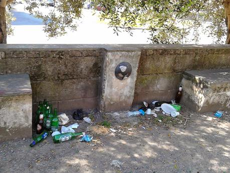 Domenica di relax al Parco Sangalli e all'Acquedotto Alessandrino? 12 foto disgustose di un'area che potrebbe essere un'oasi ma che è tenuta come una discarica