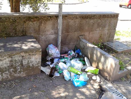 Domenica di relax al Parco Sangalli e all'Acquedotto Alessandrino? 12 foto disgustose di un'area che potrebbe essere un'oasi ma che è tenuta come una discarica