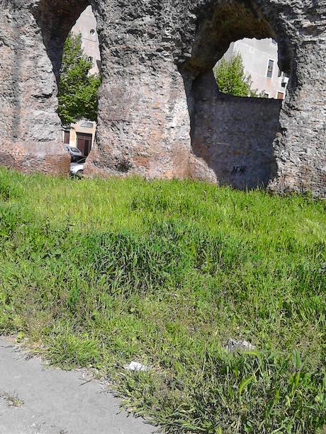 Domenica di relax al Parco Sangalli e all'Acquedotto Alessandrino? 12 foto disgustose di un'area che potrebbe essere un'oasi ma che è tenuta come una discarica