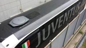 Il pullman della Juventus, danneggiato dai tifosi del Torino all'arrivo del mezzo allo stadio Olimpico, prima del derby (Foto © ANSA)