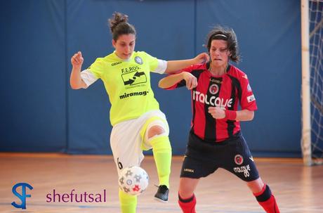 Duello Catrambone-Nicoletti nella sfida play off Olimpus-Real Statte calcio a 5 femminile