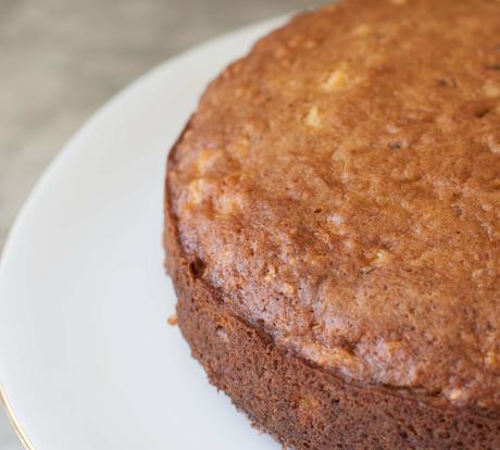 Prima di decorarla, appena estratta dal forno, la torta appare così, ben dorata