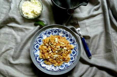 farfalle integrali con pesto di pomodori secchi e feta