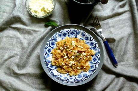 farfalle integrali con pesto di pomodori secchi e feta