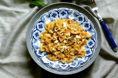 pasta con pesto di pomodori secchi e feta