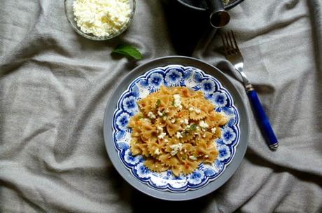 farfalle con pesto di pomodori secchi e feta