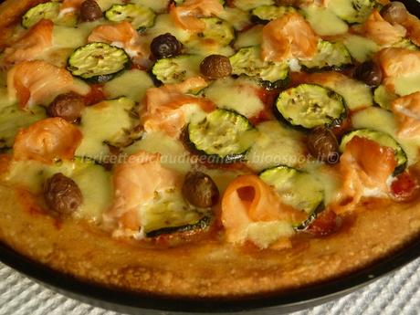 Pizza con crusca, zucchine, olive, salmone affumicato e lievito madre