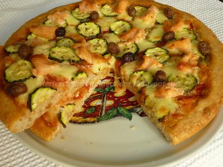 Pizza con crusca, zucchine, olive, salmone affumicato e lievito madre