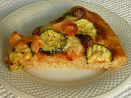 Pizza con crusca, zucchine, olive, salmone affumicato e lievito madre