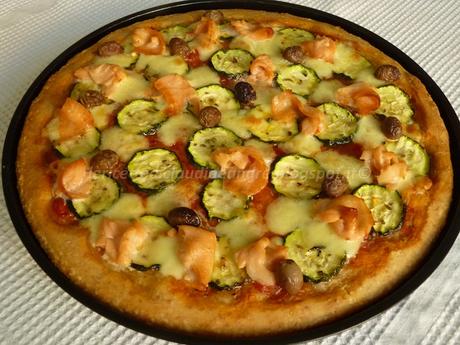 Pizza con crusca, zucchine, olive, salmone affumicato e lievito madre