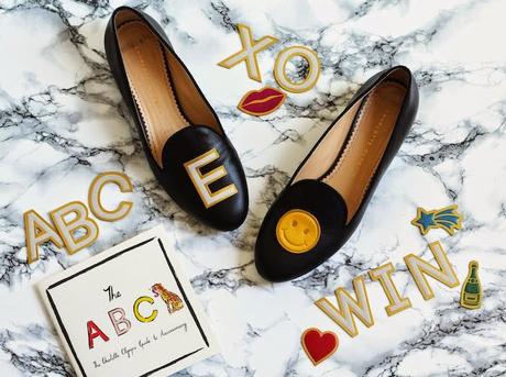 Gli adesivi per borse di Anya Hindmarch e le ABC Flats di Charlotte Olympia