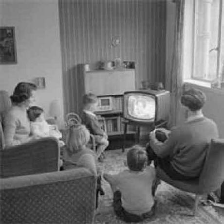 Famiglia davanti alla televisione negli anni '50