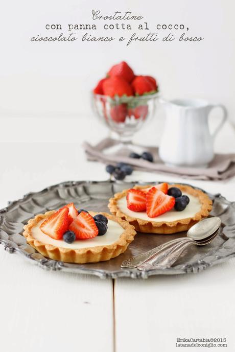 Crostatine con panna cotta al cocco, cioccolato bianco e frutti di bosco