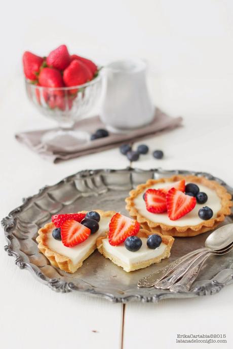 Crostatine con panna cotta al cocco, cioccolato bianco e frutti di bosco