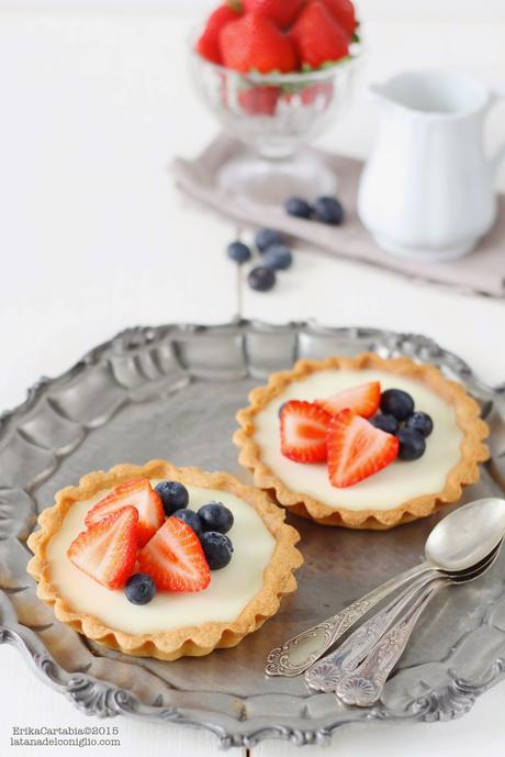 Crostatine con panna cotta al cocco, cioccolato bianco e frutti di bosco