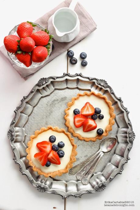 Crostatine con panna cotta al cocco, cioccolato bianco e frutti di bosco