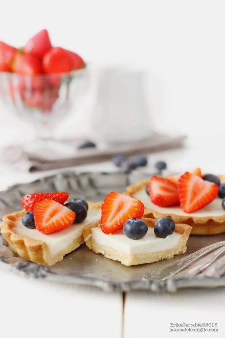 Crostatine con panna cotta al cocco, cioccolato bianco e frutti di bosco