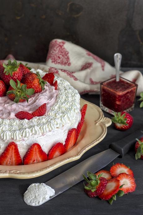 pan-di-spagna-torta-fragole-e-panna-contemporaneo-food