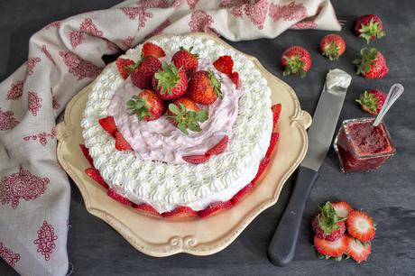 pan-di-spagna-torta-alla-panna-e-fragole-contemporaneo-food