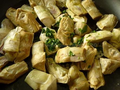 Carciofi saltati in padella con olio, aglio e prezzemolo