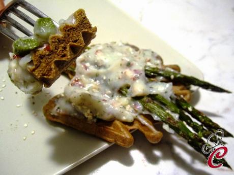 Waffles salati al grano arso con crema di patate al rosmarino e asparagi saltati allo zenzero: due anni di noi